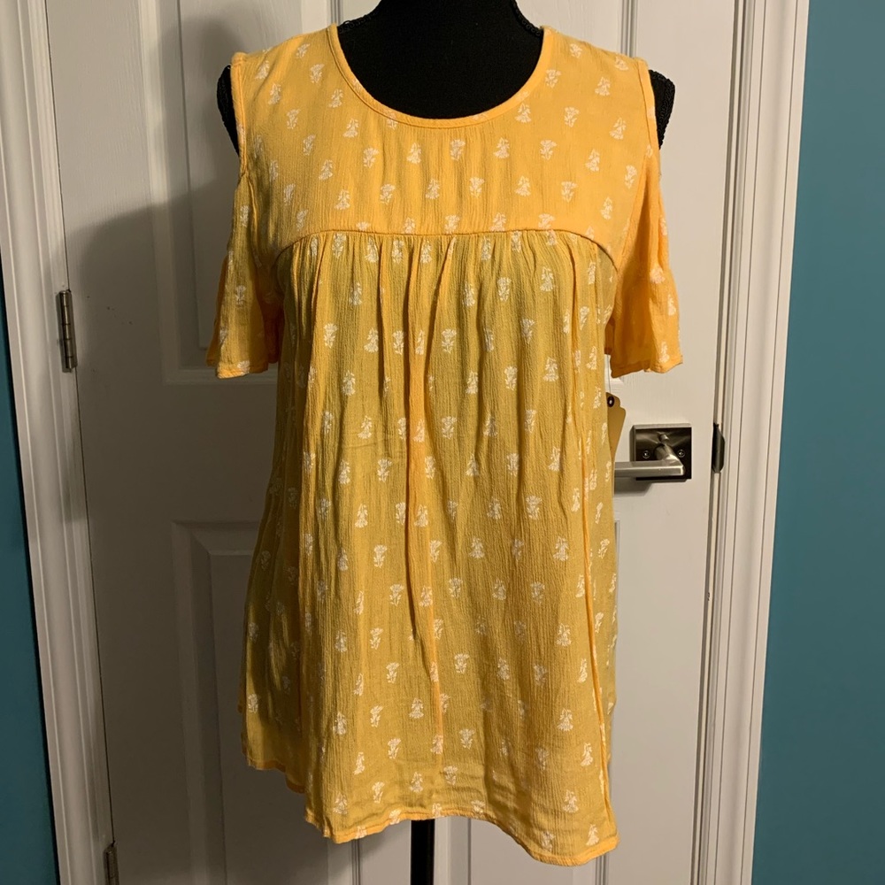 NWT St John’s Bay Cold shoulder top 100% Rayon